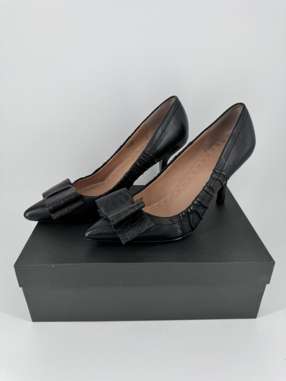 Tahari Becker Pumps Womens 10M Black Leather Pointed Toe Bow Heels